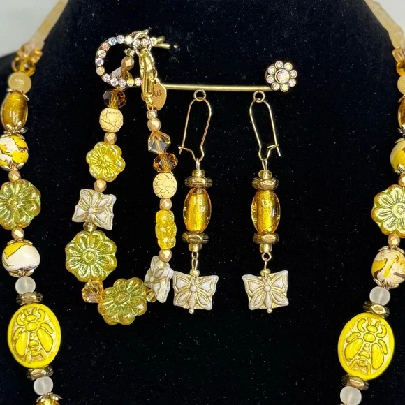 Butterfly’s, Bees & Flowers Stone & Glass Yellow & Gold Jewelry Set. - Picture 8 of 10